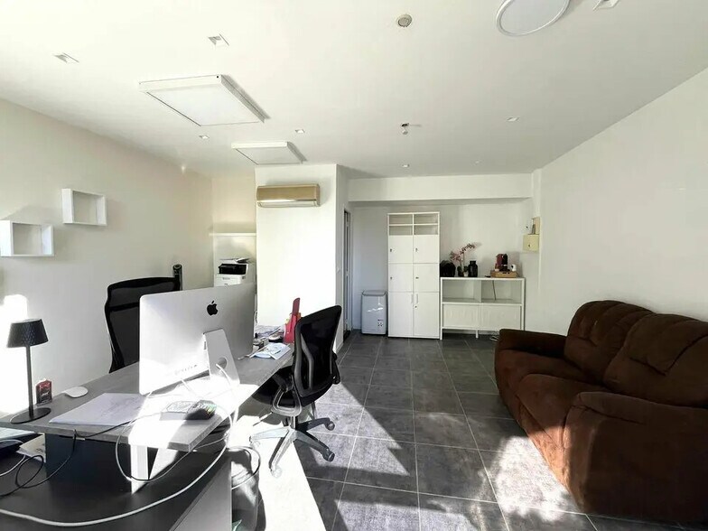 Local commercial dans CANNES-LA-BOCCA à vendre - Photo de l’immeuble – Image 2 sur 5