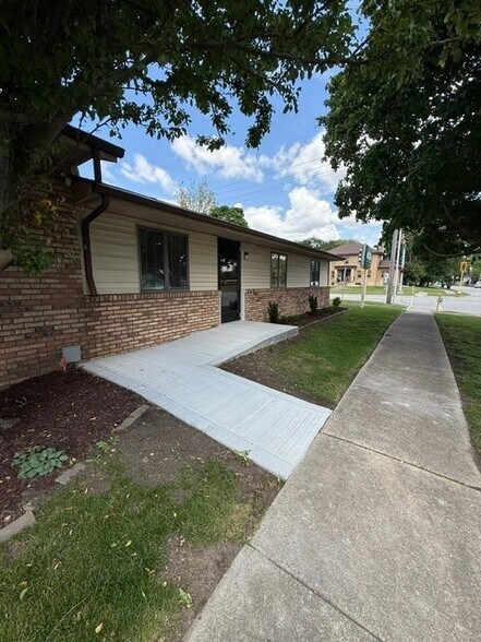 426 E Champaign Ave, Rantoul, IL à louer - Photo de l’immeuble – Image 3 sur 3