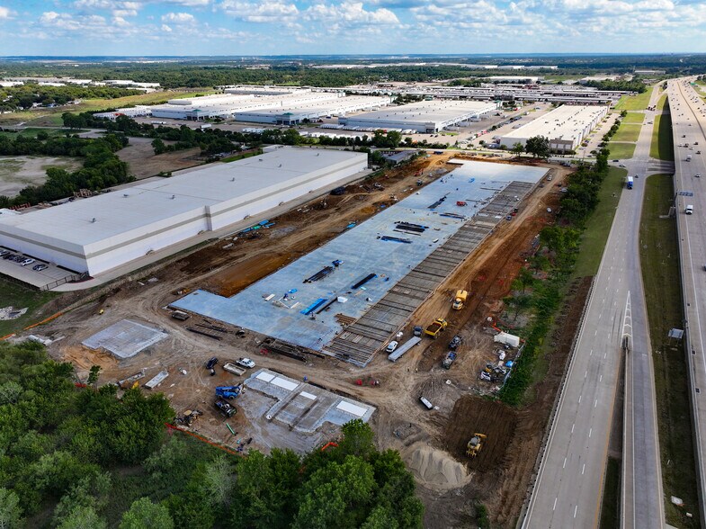 902 W Shady Grove Rd, Grand Prairie, TX à louer - Photo de l’immeuble – Image 1 sur 5