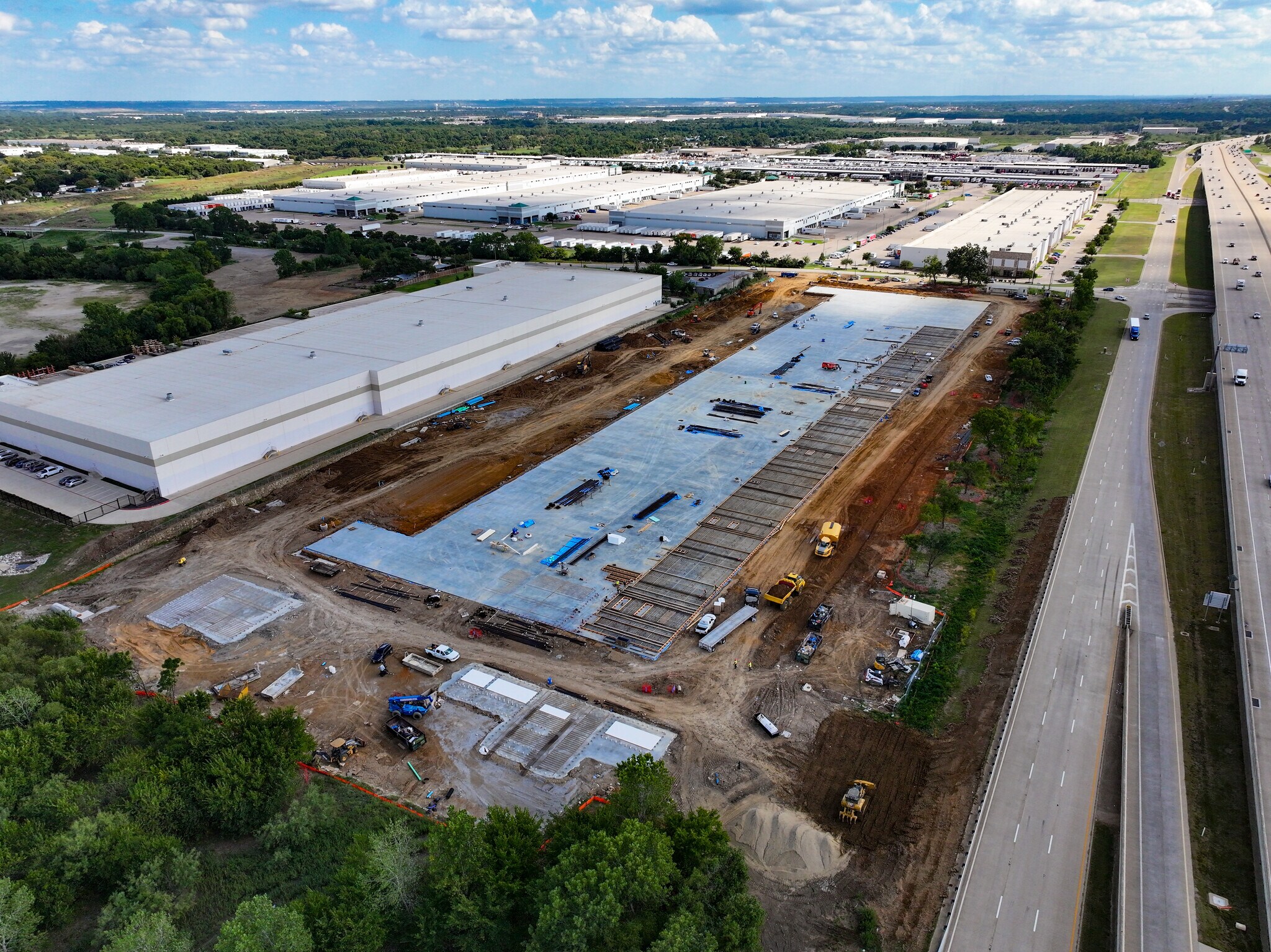 902 W Shady Grove Rd, Grand Prairie, TX à louer Photo de l’immeuble– Image 1 sur 6