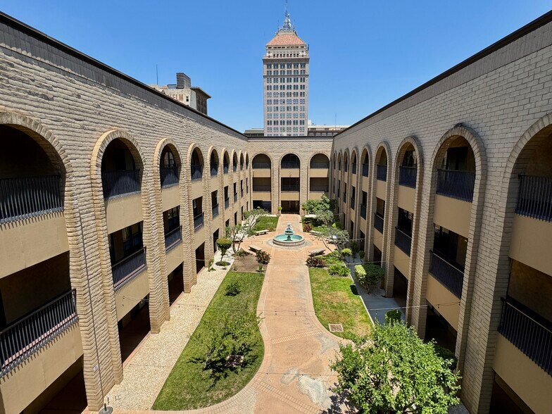 1900 Mariposa Mall, Fresno, CA à louer - Photo de l’immeuble – Image 3 sur 11