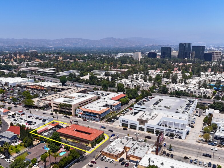 21706 Ventura Blvd, Woodland Hills, CA à vendre - Photo de l’immeuble – Image 3 sur 6