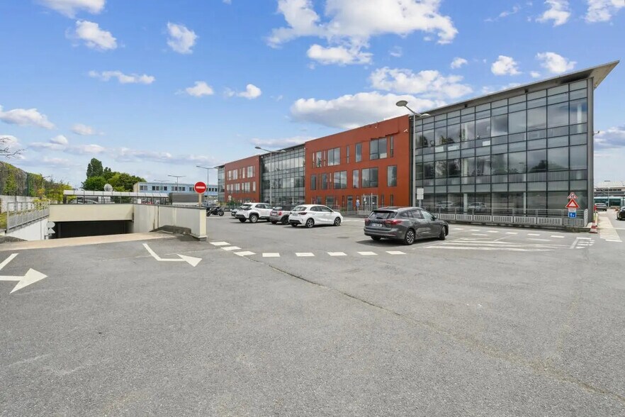 Local d’activités dans Vélizy-Villacoublay à louer - Photo de l’immeuble – Image 1 sur 18