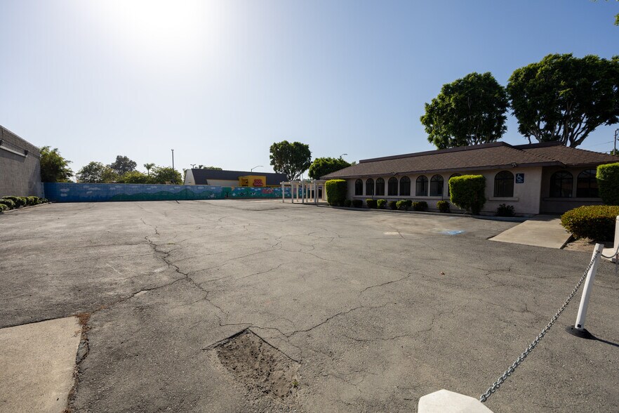 150 E 1st St, Tustin, CA à vendre - Photo de l’immeuble – Image 3 sur 10