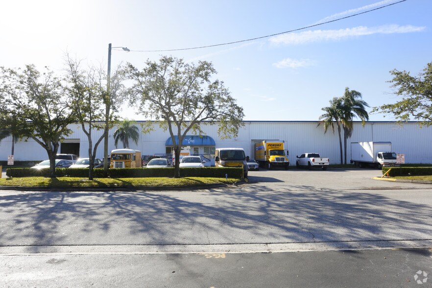 3032-3090 44th Ave N, Saint Petersburg, FL à louer - Photo de l’immeuble – Image 3 sur 4