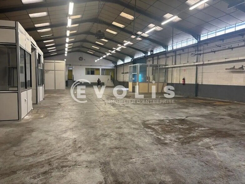 Local d'activités dans Décines-Charpieu à vendre - Photo de l’immeuble – Image 3 sur 12