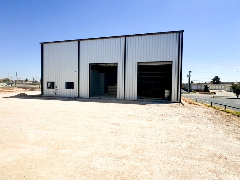 1208 S Midland Dr, Midland, TX à louer - Photo de l’immeuble – Image 1 sur 16