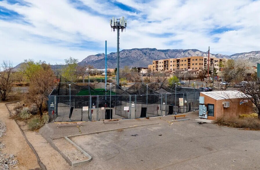 4565 Juan Tabo Blvd NE, Albuquerque, NM à vendre - Photo de l’immeuble – Image 3 sur 17