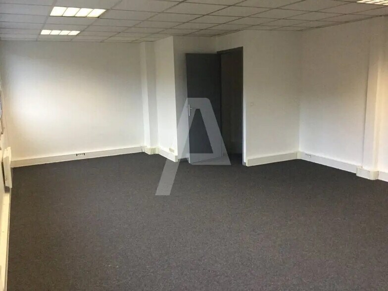 Local d’activités dans Émerainville à louer - Photo intérieure – Image 2 sur 5