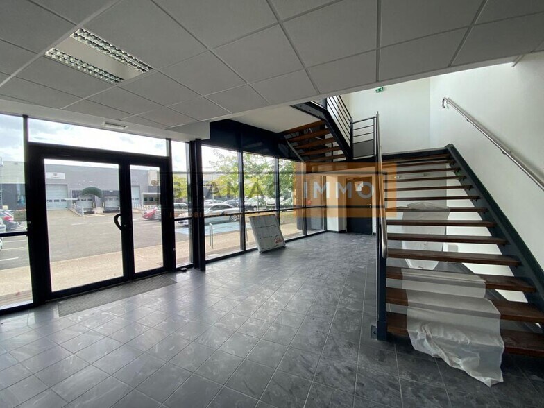Local d’activités dans La Courneuve à louer - Hall d’entrée – Image 3 sur 5