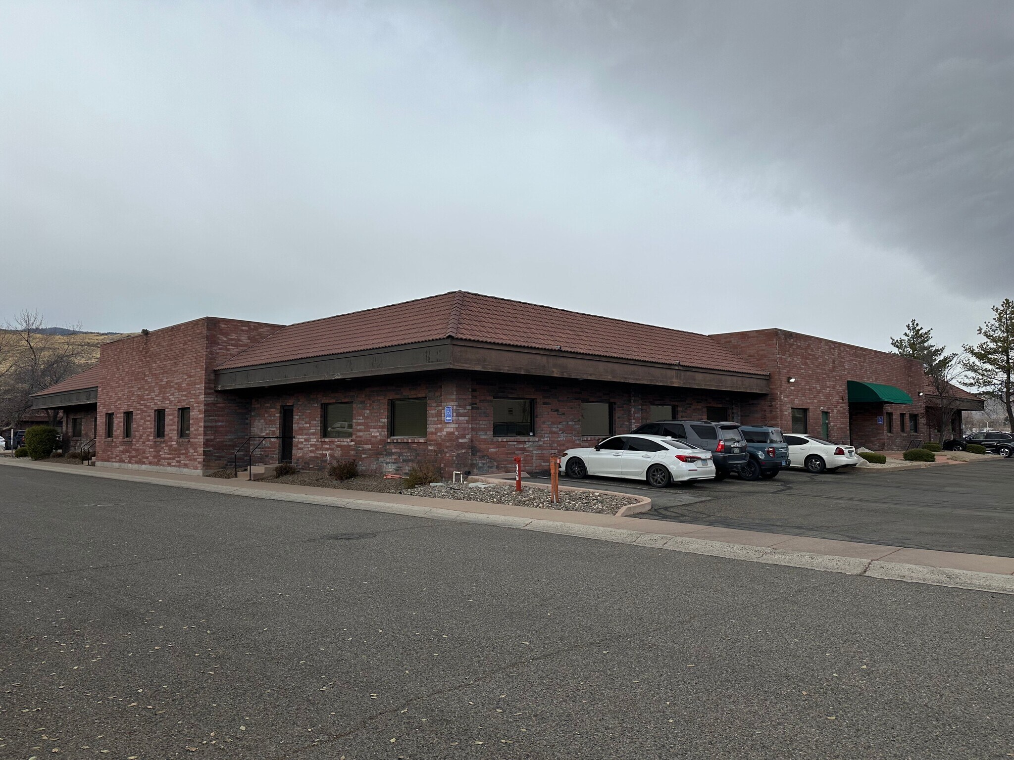 727 Fairview Dr, Carson City, NV à louer Photo de l’immeuble– Image 1 sur 12