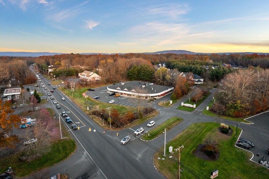 353 Scott Swamp Rd, Farmington, CT à louer - Photo de l’immeuble – Image 3 sur 3