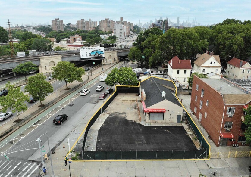 6809 Queens Blvd, Woodside, NY à vendre - Photo de l’immeuble – Image 2 sur 6