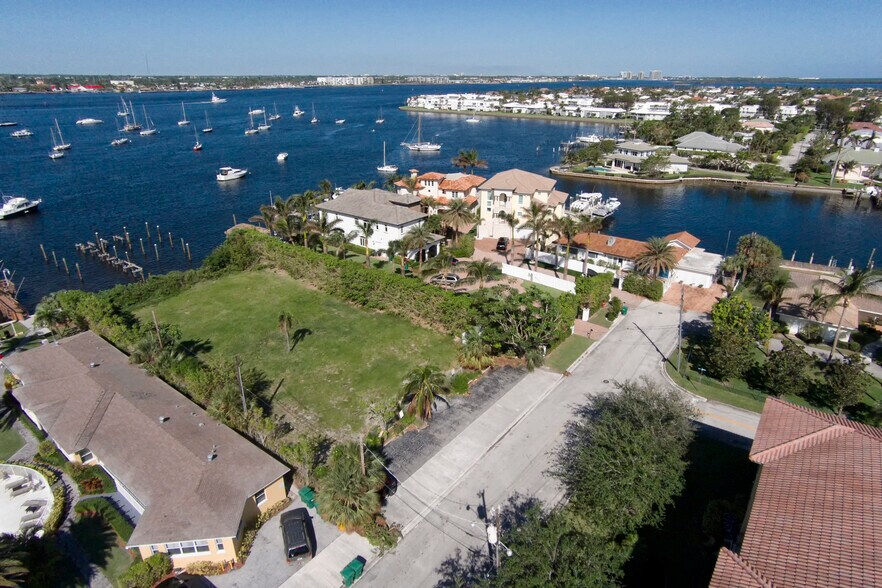 2715 Lake Dr, Riviera Beach, FL à vendre - Photo de l’immeuble – Image 2 sur 7