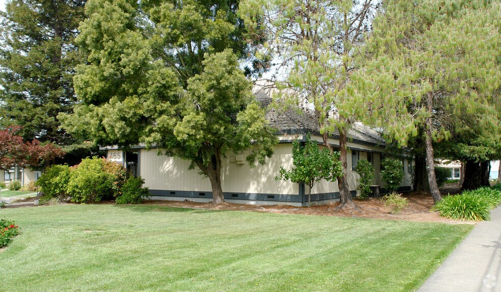 465 March Ave, Healdsburg, CA à louer - Photo de l’immeuble – Image 2 sur 17