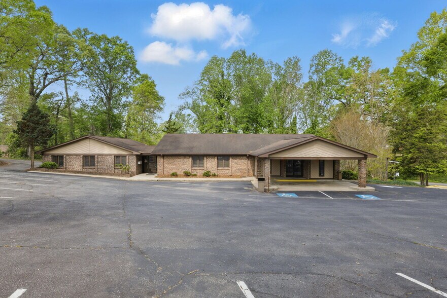 141 Tryon Rd, Rutherfordton, NC à louer - Photo principale – Image 1 sur 39