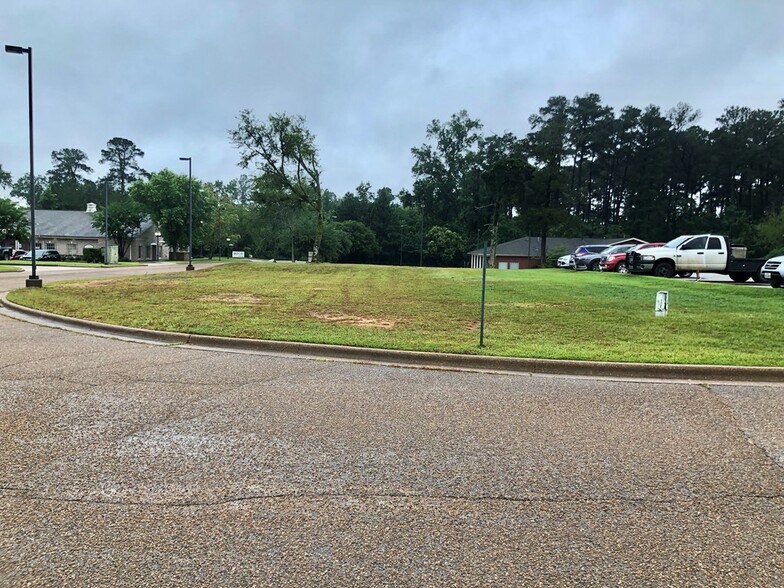 .753 ac Russell Boulevard, Nacogdoches, TX à vendre - Photo principale – Image 1 sur 5
