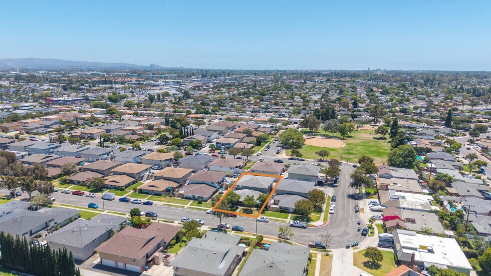 1635 Coriander Dr, Costa Mesa, CA à vendre - Photo principale – Image 1 sur 8