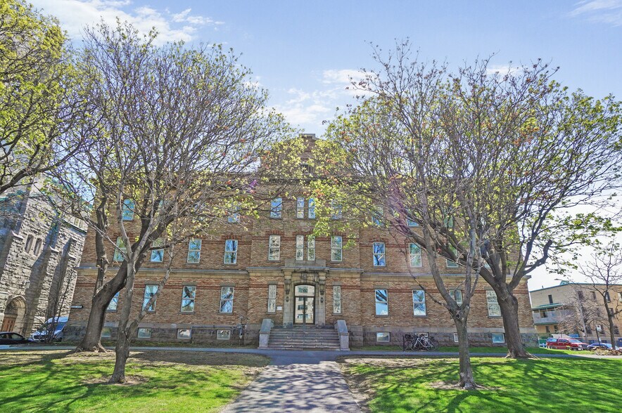 560 Boul Crémazie E, Montréal, QC à louer - Photo principale – Image 1 sur 1
