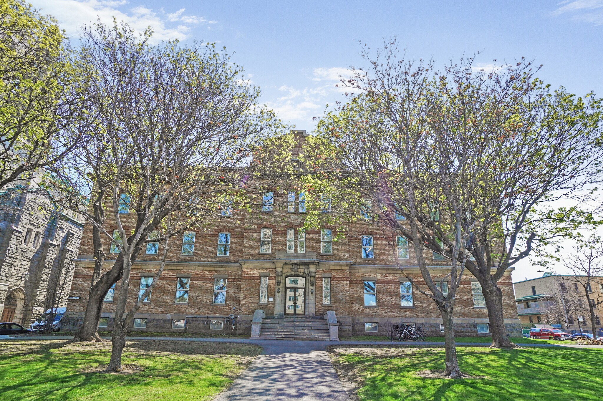 560 Boul Crémazie E, Montréal, QC à louer Photo principale– Image 1 sur 2