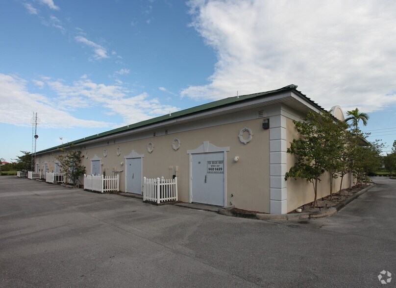 9055 Americana Rd, Vero Beach, FL à louer - Photo de l’immeuble – Image 2 sur 4
