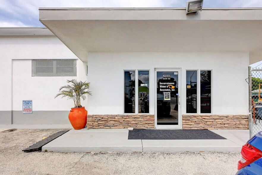 2108 Orange Ave, Fort Pierce, FL à vendre - Photo de l’immeuble – Image 2 sur 29