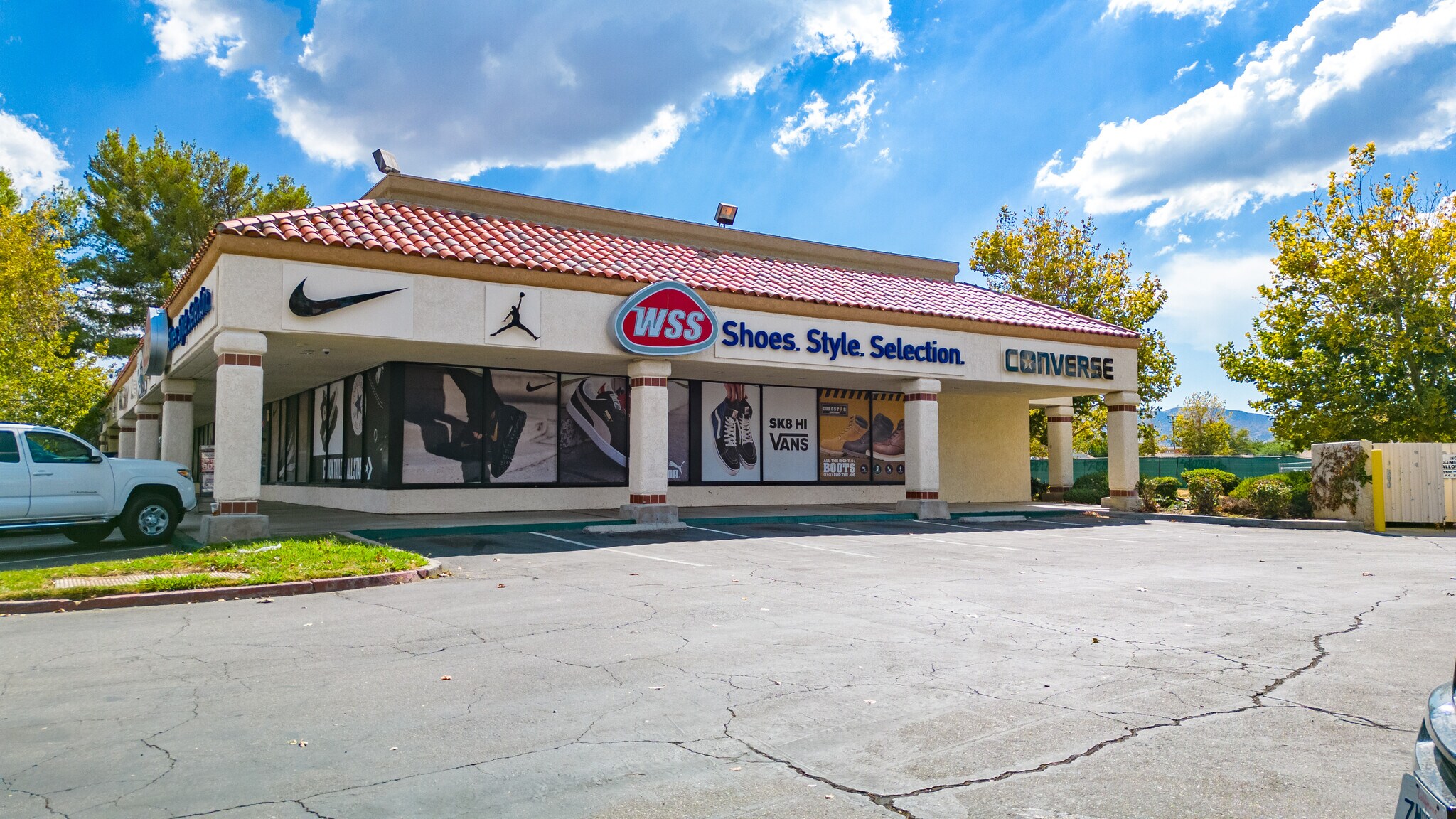 1713 E Palmdale Blvd, Palmdale, CA à vendre Photo de l’immeuble– Image 1 sur 8