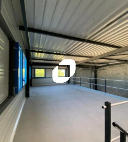 Local d’activités dans Coublevie à louer - Photo de l’immeuble – Image 3 sur 10