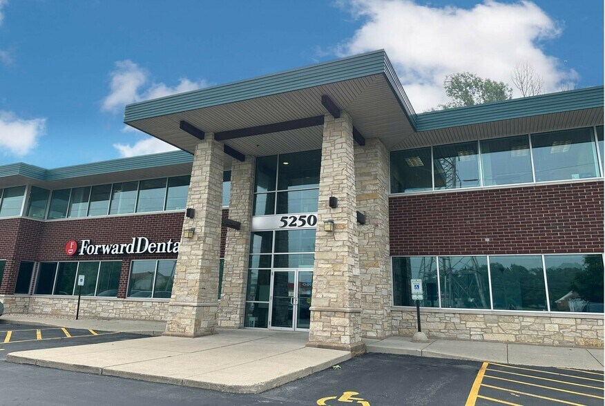 5250 S 108th St, Hales Corners, WI à louer - Photo de l’immeuble – Image 1 sur 16