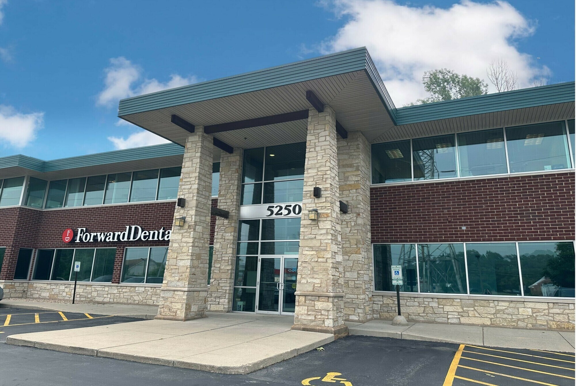 5250 S 108th St, Hales Corners, WI à louer Photo de l’immeuble– Image 1 sur 17