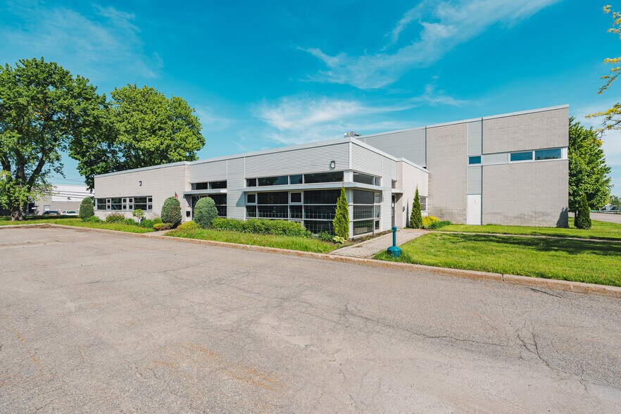 4500 Ch Bois-Franc, Montréal, QC à vendre - Photo de l’immeuble – Image 2 sur 6