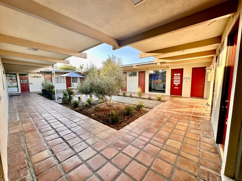 1720 W Ball Rd, Anaheim, CA à louer - Photo de l’immeuble – Image 1 sur 9