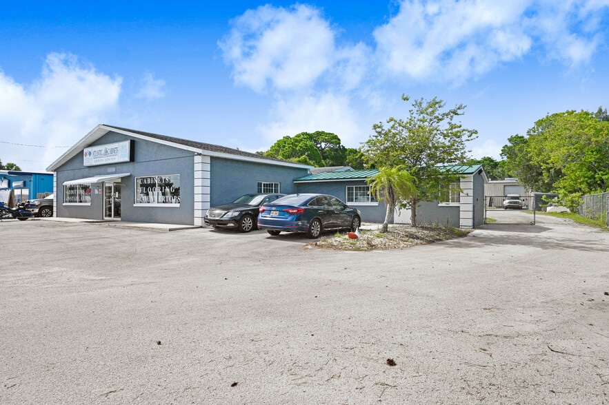 1950 Palm Bay Rd NE, Palm Bay, FL à vendre - Photo de l’immeuble – Image 2 sur 9