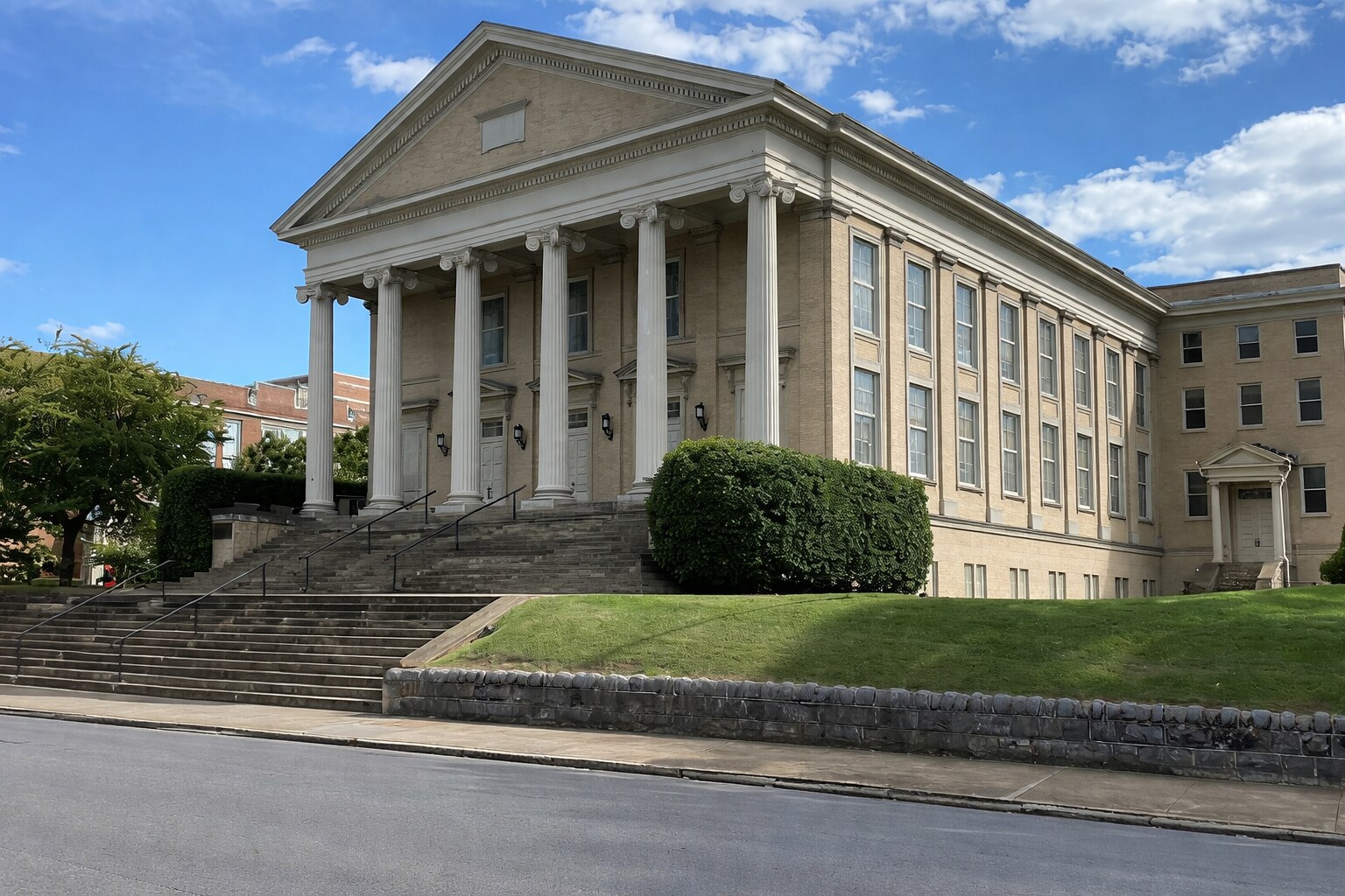 608 Campbell Ave SW, Roanoke, VA à louer Photo principale– Image 1 sur 5