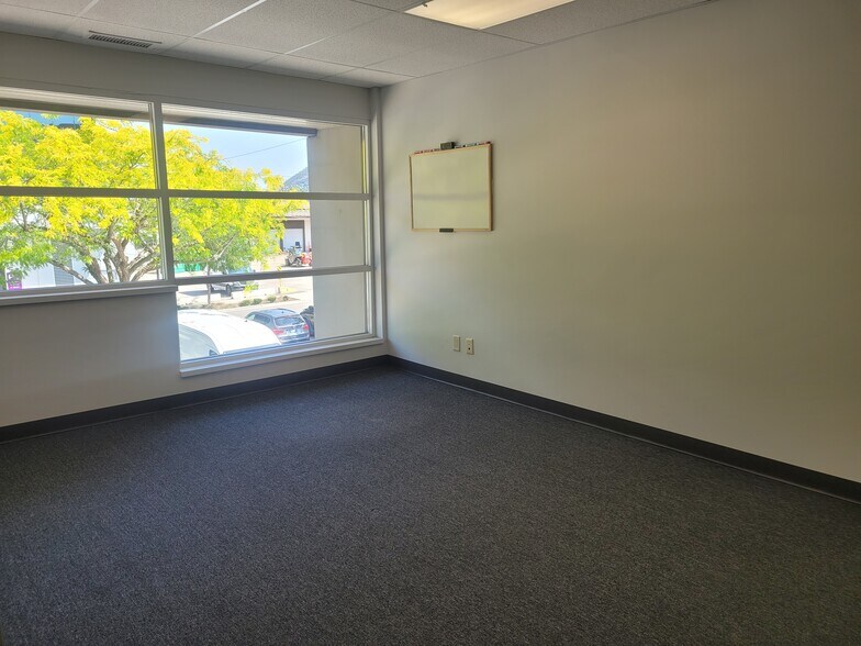1715 Dickson Av, Kelowna, BC à louer - Photo intérieure – Image 3 sur 8