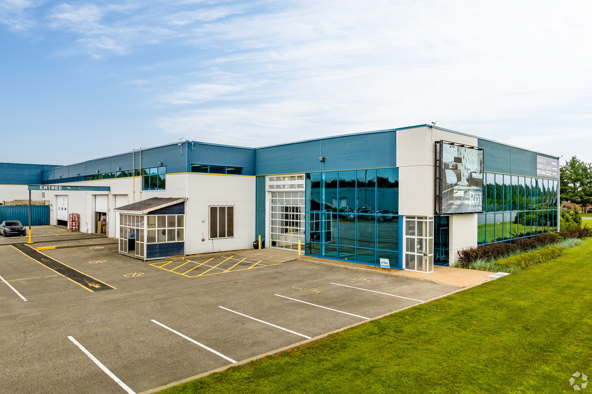2275 Boul des Entreprises, Terrebonne, QC à louer Photo de l’immeuble– Image 1 sur 8