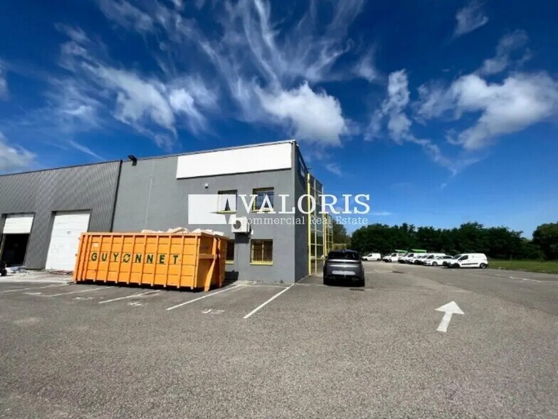 Local d’activités dans La Verpillière à louer - Photo de l’immeuble – Image 1 sur 6