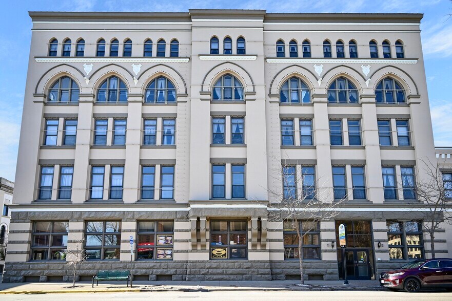 157 W 3rd St, Winona, MN à vendre - Photo de l’immeuble – Image 3 sur 23