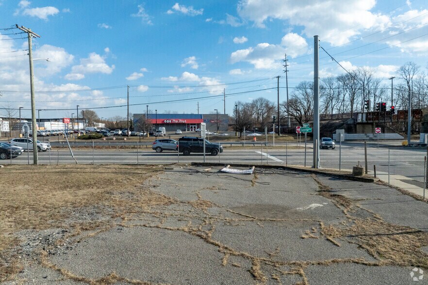 240 E Sunrise Hwy, Lindenhurst, NY à louer - Photo de l’immeuble – Image 3 sur 5