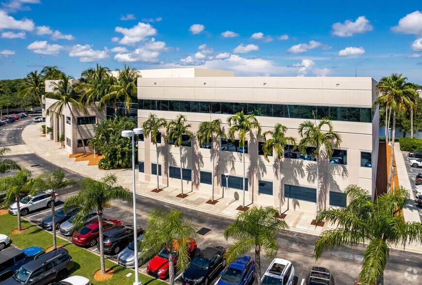 101 Paramount Dr, Sarasota, FL à louer - Photo de l’immeuble – Image 2 sur 19