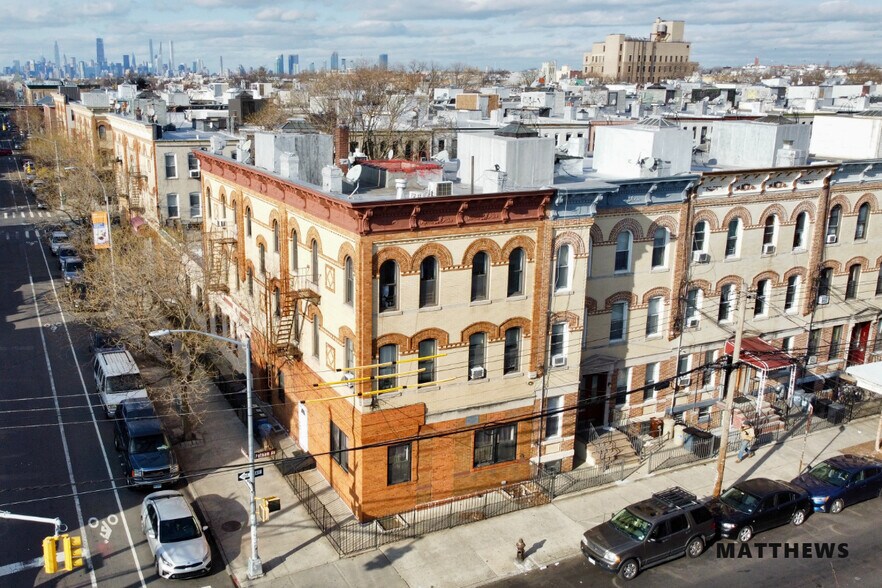 791 Onderdonk Ave, Ridgewood, NY à vendre - Photo de l’immeuble – Image 1 sur 7
