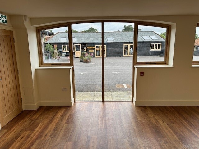 Local commercial dans Unit A Central Barn, Whipley Manor Farm, Guildford à louer - Photo intérieure – Image 3 sur 6