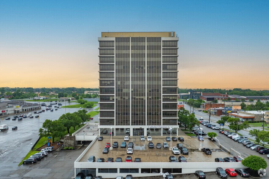 7162 Reading Rd, Cincinnati, OH à louer - Photo de l’immeuble – Image 2 sur 20