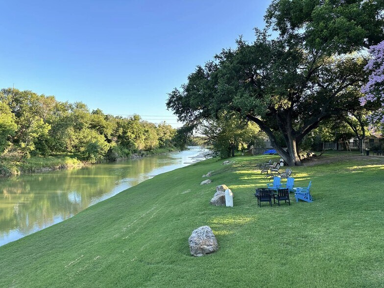 205 SW Barnard St, Glen Rose, TX à vendre - Photo de l’immeuble – Image 2 sur 41