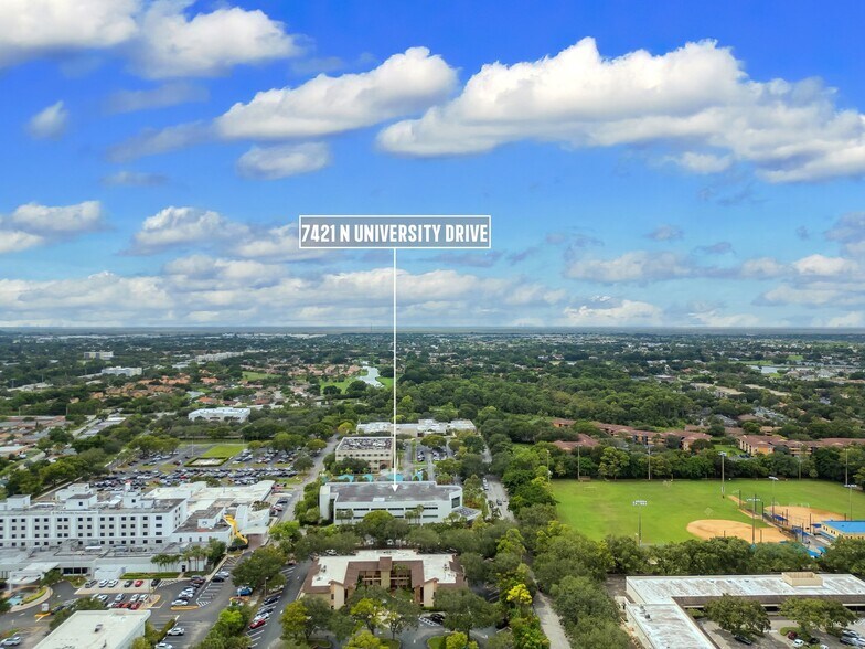 7421 N University Dr, Tamarac, FL à vendre - Photo de l’immeuble – Image 3 sur 19