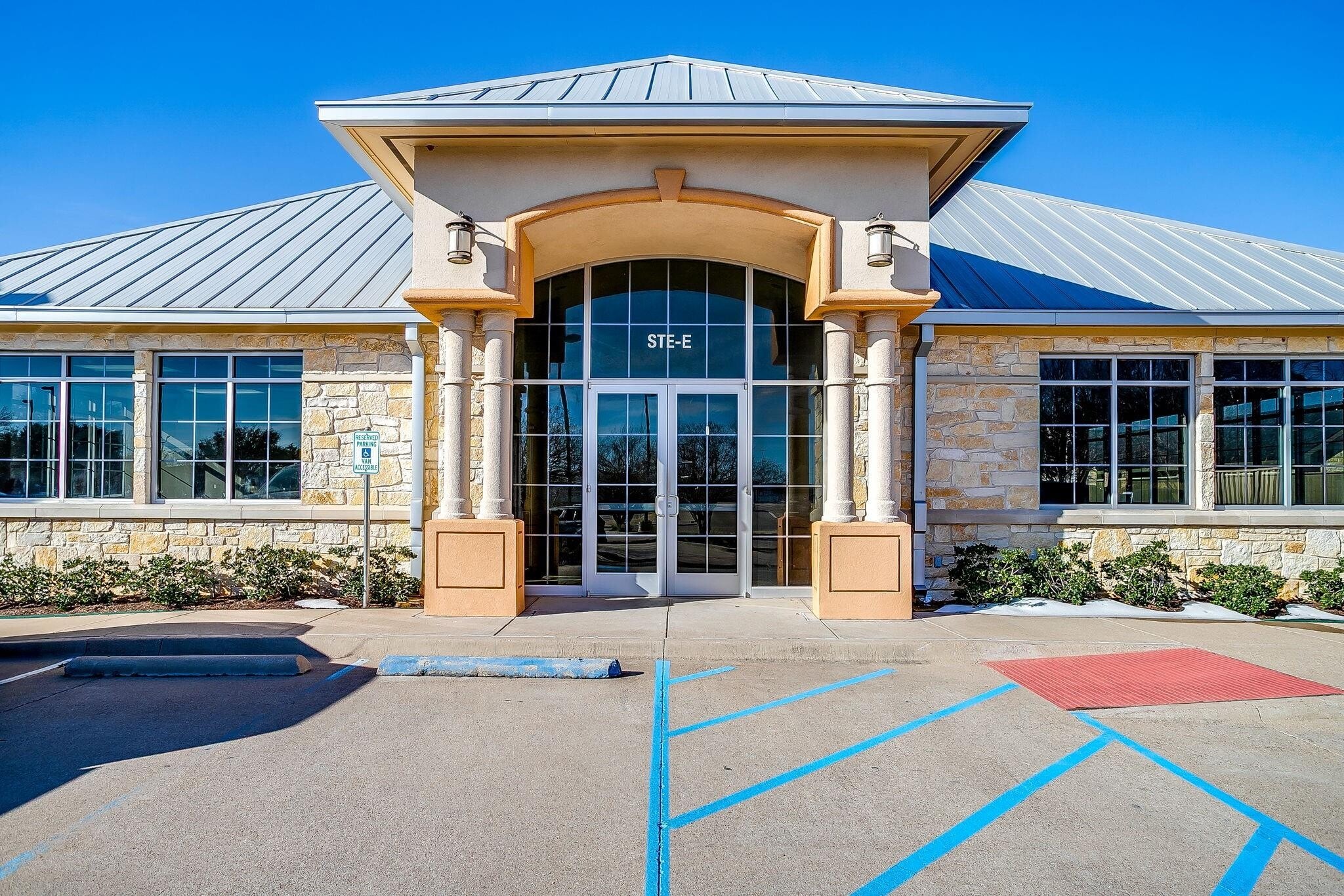1200 Crawford Ave, Granbury, TX à louer Photo intérieure– Image 1 sur 31