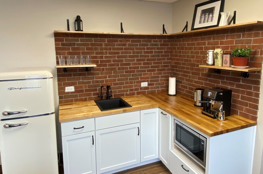 1104 Lunt Ave, Schaumburg, IL à louer - Photo de l’immeuble – Image 3 sur 12