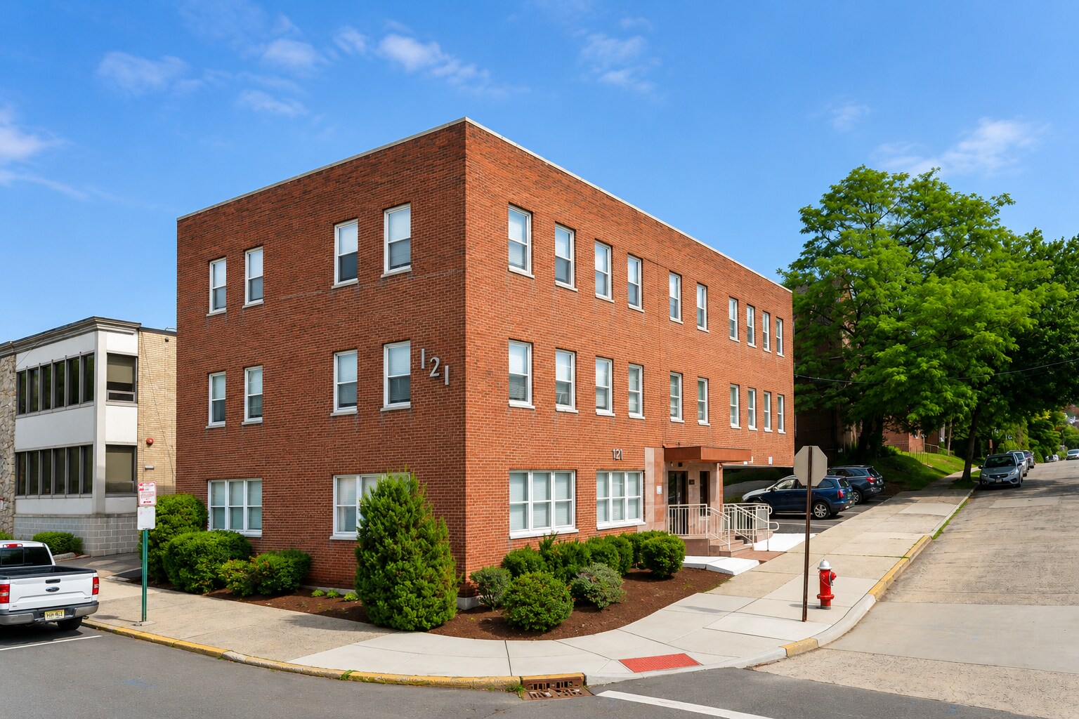 121 Cedar Ln, Teaneck, NJ à vendre Photo de l’immeuble– Image 1 sur 17