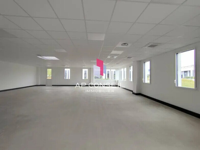 Local d’activités dans Élancourt à louer - Photo de l’immeuble – Image 3 sur 9