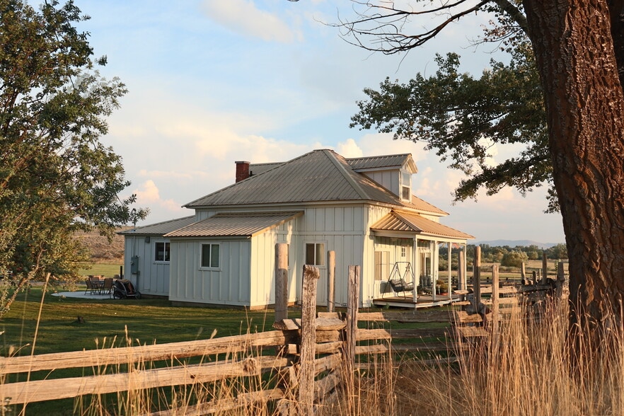 47219 Highway 30, Haines, OR à vendre - Photo principale – Image 1 sur 36